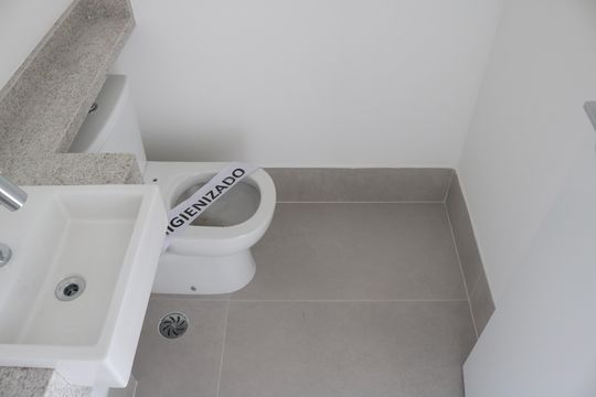 Apartamento com 4 quartos, varanda e piscina no condomínio. Ideal para compra. — Lavabo