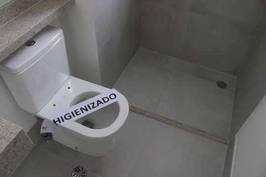 Apartamento com 4 quartos, varanda e piscina no condomínio. Ideal para compra. — Banheiro 2