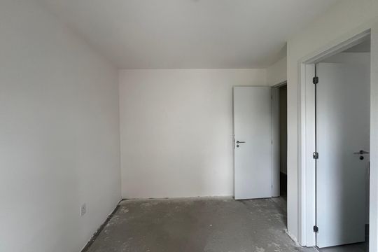 Apartamento com 4 quartos, varanda e piscina no condomínio. Ideal para compra. — Quarto 3
