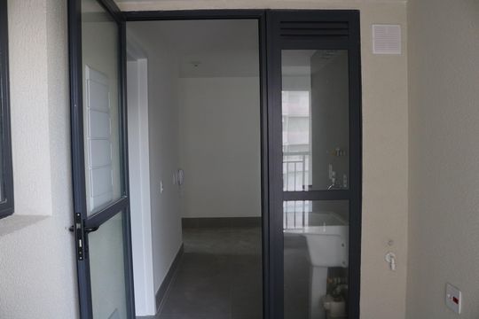 Apartamento com 4 quartos, varanda e piscina no condomínio. Ideal para compra. — Área de Serviço