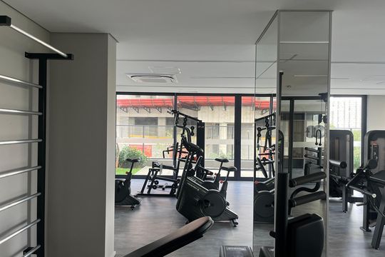 Apartamento com 4 quartos, varanda e piscina no condomínio. Ideal para compra. — Área comum - Academia
