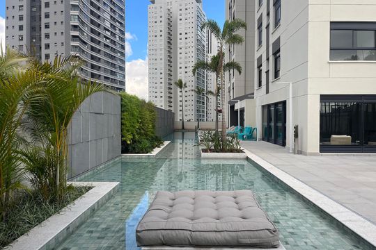 Apartamento com 4 quartos, varanda e piscina no condomínio. Ideal para compra. — Área comum - Piscina