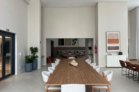 Apartamento com 4 quartos, varanda e piscina no condomínio. Ideal para compra. — Área comum - Salão de festas