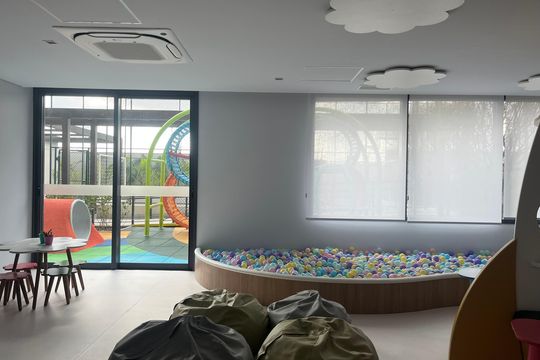 Apartamento com 4 quartos, varanda e piscina no condomínio. Ideal para compra. — Brinquedoteca