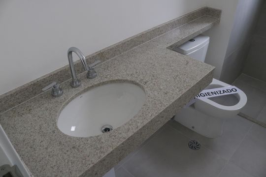 Apartamento com 4 quartos, varanda e piscina no condomínio. Ideal para compra. — Banheiro 2