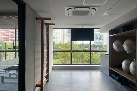 Apartamento com 4 quartos, varanda e piscina no condomínio. Ideal para compra. — Área comum - Academia