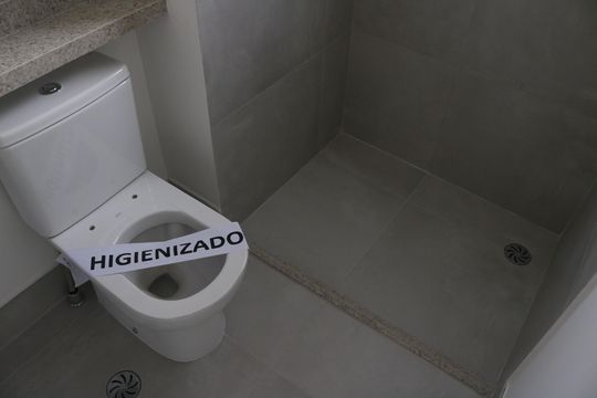 Apartamento com 4 quartos, varanda e piscina no condomínio. Ideal para compra. — Banheiro 1
