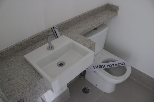 Apartamento com 4 quartos, varanda e piscina no condomínio. Ideal para compra. — Lavabo