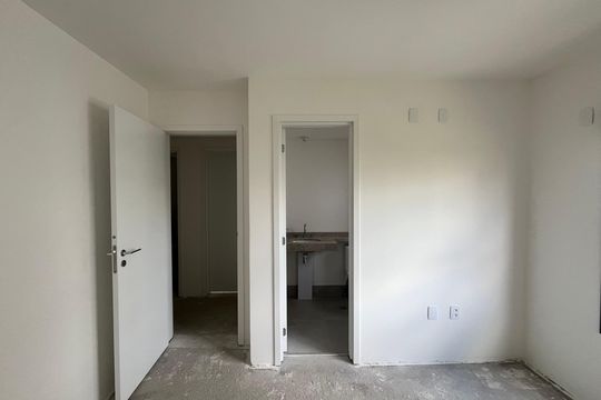 Apartamento com 4 quartos, varanda e piscina no condomínio. Ideal para compra. — Quarto 3