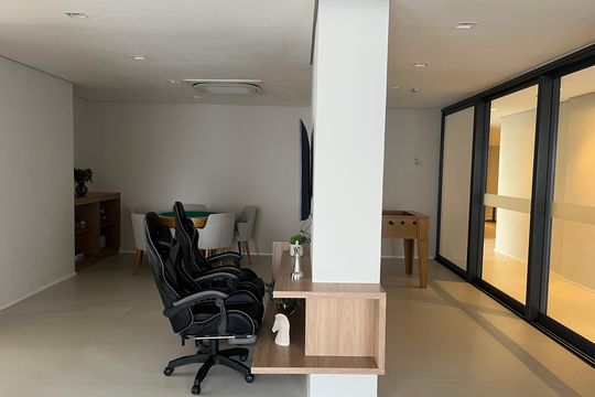 Apartamento com 4 quartos, varanda e piscina no condomínio. Ideal para compra. — Sala de Jogos