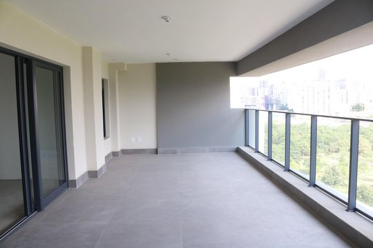 Apartamento com 4 quartos, varanda e piscina no condomínio. Ideal para compra. — Varanda