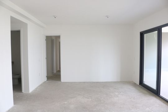 Apartamento com 4 quartos, varanda e piscina no condomínio. Ideal para compra. — Sala