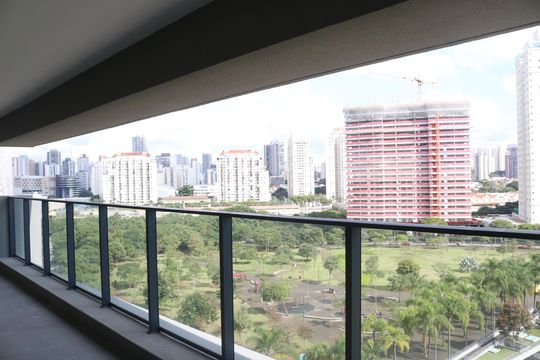 Apartamento com 4 quartos, varanda e piscina no condomínio. Ideal para compra. — Varanda