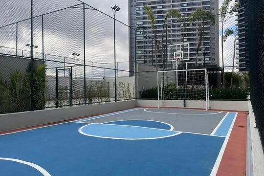 Apartamento com 4 quartos, varanda e piscina no condomínio. Ideal para compra. — Quadra Esportiva