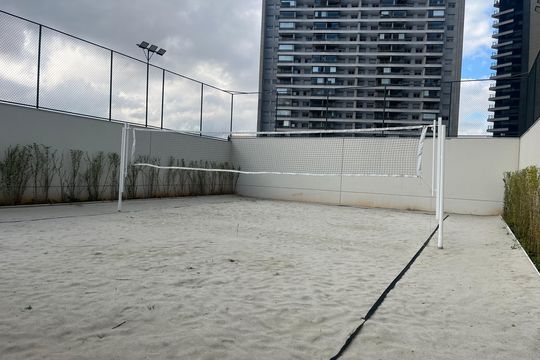 Apartamento com 4 quartos, varanda e piscina no condomínio. Ideal para compra. — Quadra Esportiva