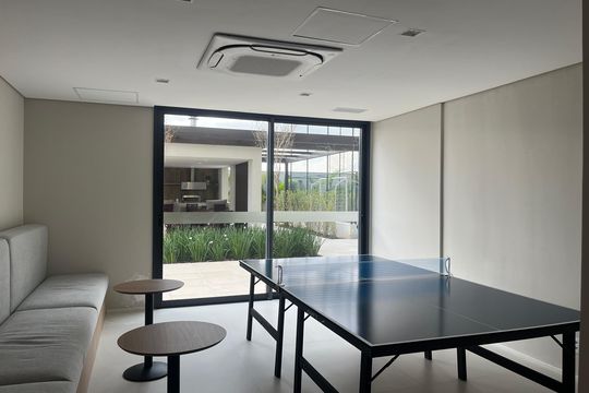 Apartamento com 4 quartos, varanda e piscina no condomínio. Ideal para compra. — Sala de Jogos