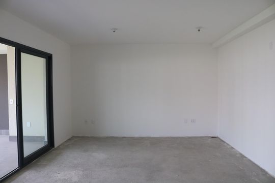 Apartamento com 4 quartos, varanda e piscina no condomínio. Ideal para compra. — Sala