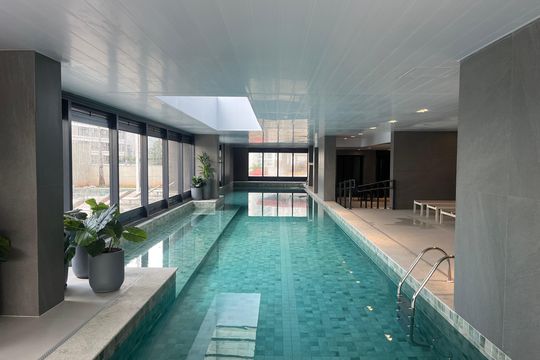 Apartamento com 4 quartos, varanda e piscina no condomínio. Ideal para compra. — Área comum - Piscina
