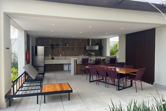 Apartamento com 4 quartos, varanda e piscina no condomínio. Ideal para compra. — Área comum - Churrasqueira