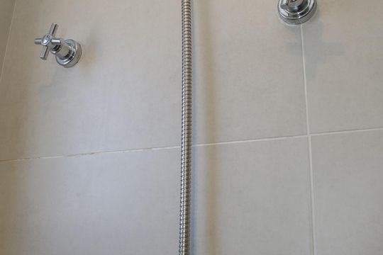 Compra apartamento em Água Branca com 2 quartos. — Banheiro da Suíte 2