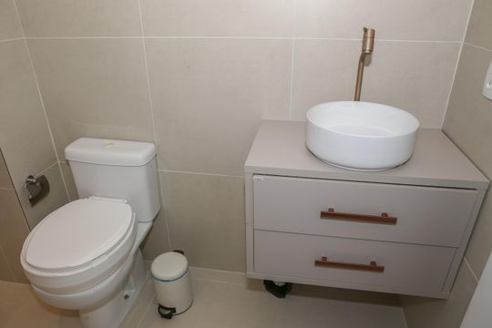 Compra apartamento em Água Branca com 2 quartos. — Banheiro da Suíte 2