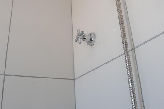 Compra apartamento em Água Branca com 2 quartos. — Banheiro da Suíte 1