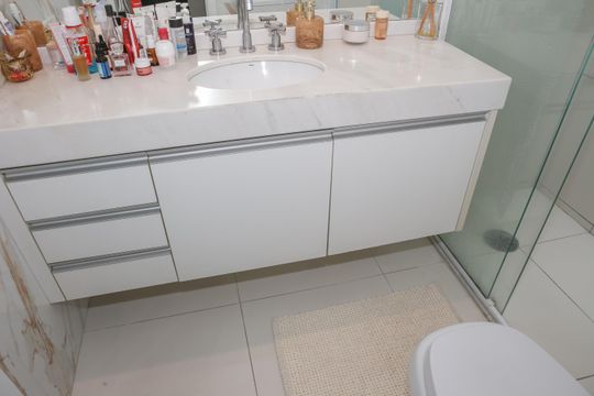 Compra apartamento em Água Branca com 2 quartos. — Banheiro da Suíte 1