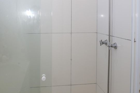 Compra apartamento em Água Branca com 2 quartos. — Banheiro da Suíte 1