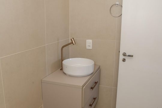 Compra apartamento em Água Branca com 2 quartos. — Banheiro da Suíte 2