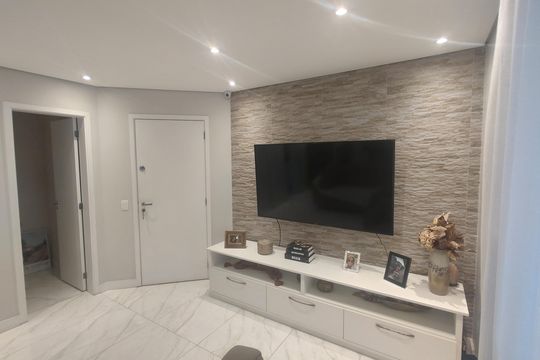 Compra apartamento em Água Branca com 2 quartos. — Sala