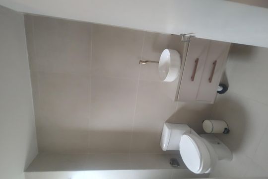 Compra apartamento em Água Branca com 2 quartos. — Banheiro 1