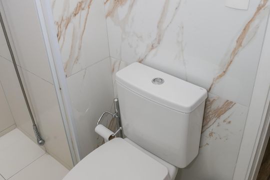 Compra apartamento em Água Branca com 2 quartos. — Banheiro da Suíte 1