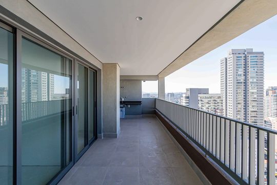 Apartamento com 2 quartos e piscina no condomínio, ideal para comprar. — Varanda