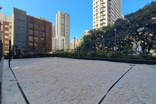 Apartamento com 2 quartos e piscina no condomínio, ideal para comprar. — Área comum