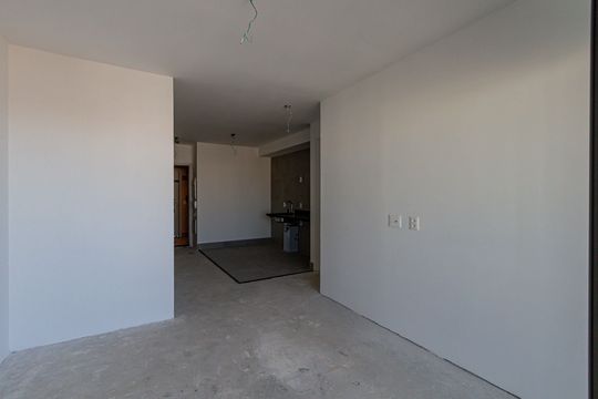 Apartamento com 2 quartos e piscina no condomínio, ideal para comprar. — Sala