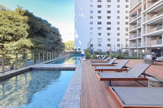 Apartamento com 2 quartos e piscina no condomínio, ideal para comprar. — Área comum