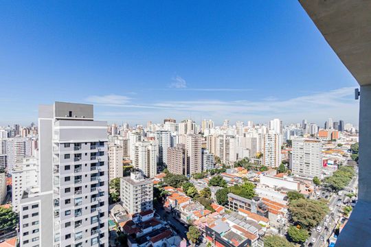 Apartamento com 2 quartos e piscina no condomínio, ideal para comprar. — Varanda