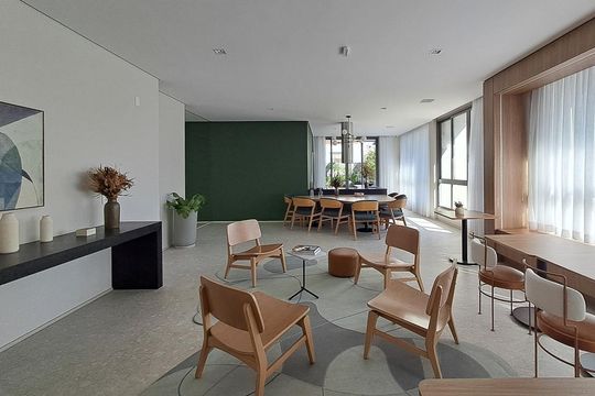 Apartamento com 2 quartos e piscina no condomínio, ideal para comprar. — Área comum