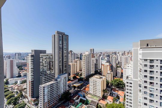 Apartamento com 2 quartos e piscina no condomínio, ideal para comprar. — Varanda