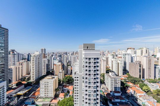 Apartamento com 2 quartos e piscina no condomínio, ideal para comprar. — Varanda