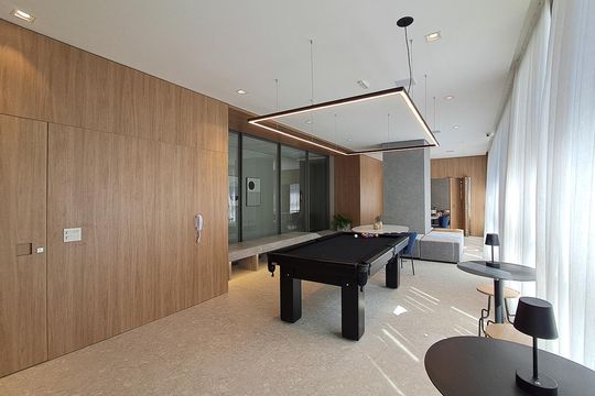 Apartamento com 2 quartos e piscina no condomínio, ideal para comprar. — Área comum
