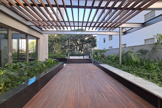 Apartamento com 2 quartos e piscina no condomínio, ideal para comprar. — Área comum