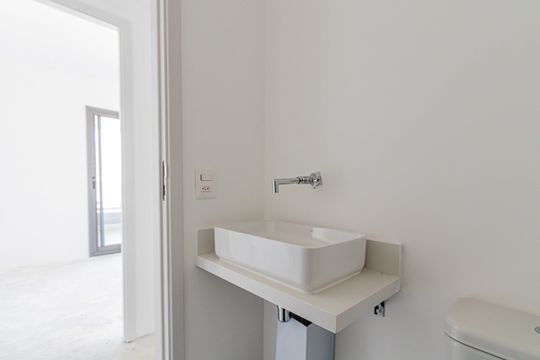 Apartamento com 2 quartos e piscina no condomínio, ideal para comprar. — Banheiro