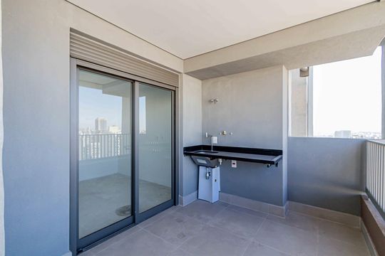 Apartamento com 2 quartos e piscina no condomínio, ideal para comprar. — Varanda
