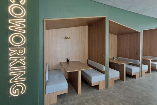 Apartamento com 2 quartos e piscina no condomínio, ideal para comprar. — Área comum