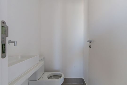 Apartamento com 2 quartos e piscina no condomínio, ideal para comprar. — Banheiro
