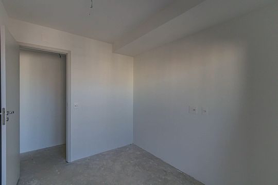 Apartamento com 2 quartos e piscina no condomínio, ideal para comprar. — Quarto