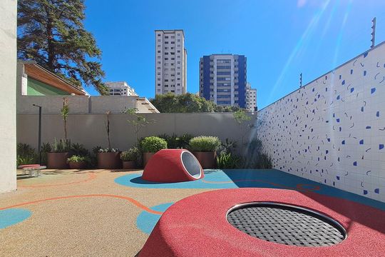 Apartamento com 2 quartos e piscina no condomínio, ideal para comprar. — Área comum