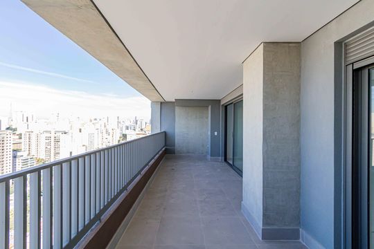 Apartamento com 2 quartos e piscina no condomínio, ideal para comprar. — Varanda