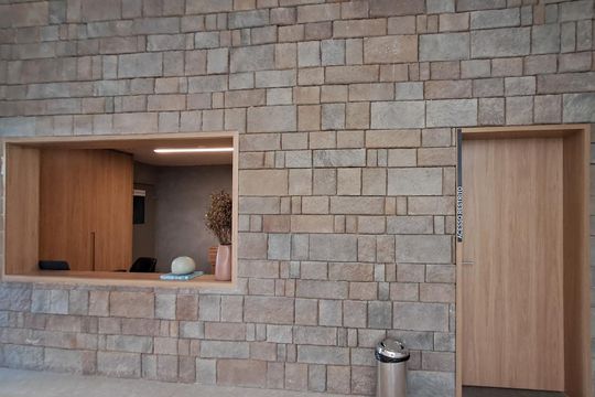 Apartamento com 2 quartos e piscina no condomínio, ideal para comprar. — Área comum